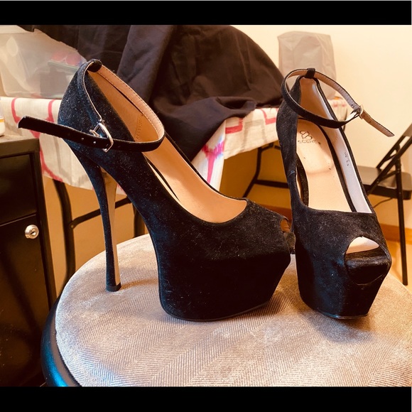 Heels - Picture 1 of 1